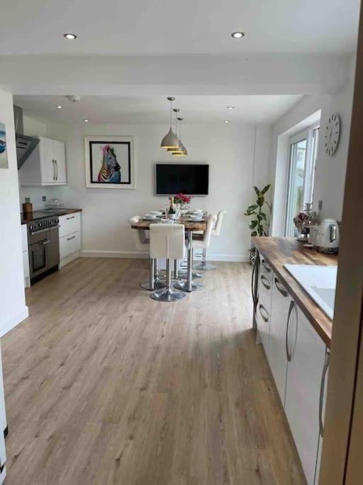 Modern 4 Bedroom House In Weymouth Sunny Corner Екстериор снимка